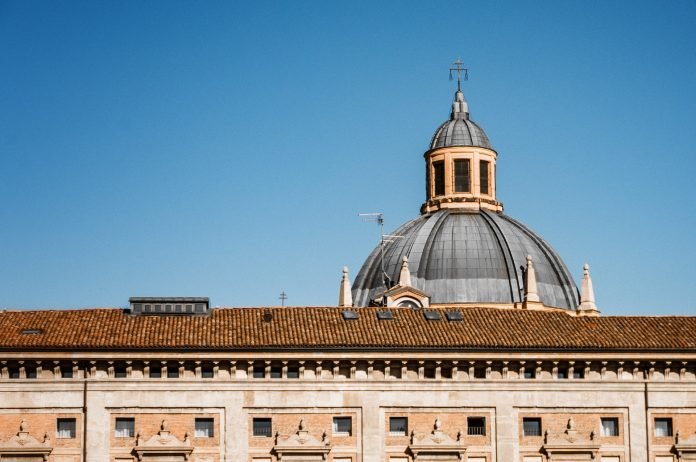 patrick-baum-cchUO2ffXlk-unsplash Bologna